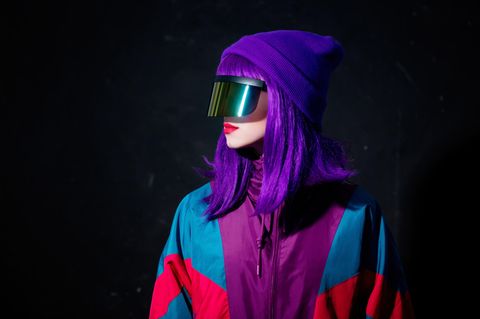 Eine Frau mit lila Haaren trägt eine schnelle Brille.