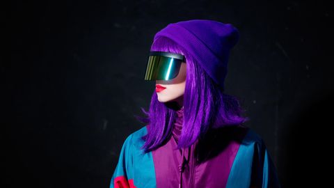 Eine Frau mit lila Haaren trägt eine schnelle Brille.