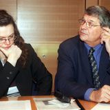 2008: Detlev von Larcher war lange Jahre Sprecher der SPD-Linken. Ihn warf die Partei im April 2008 raus. Der ehemalige Bundestagsabgeordnete hatte eindeutig zur Wahl der Linkspartei in Niedersachsen aufgerufen. Und keine Missverständnisse, die Frau links von ihm auf dem Bild ist immer noch in der Partei, war sogar einmal deren Vorsitzende. Es handelt sich um Andrea Nahles.