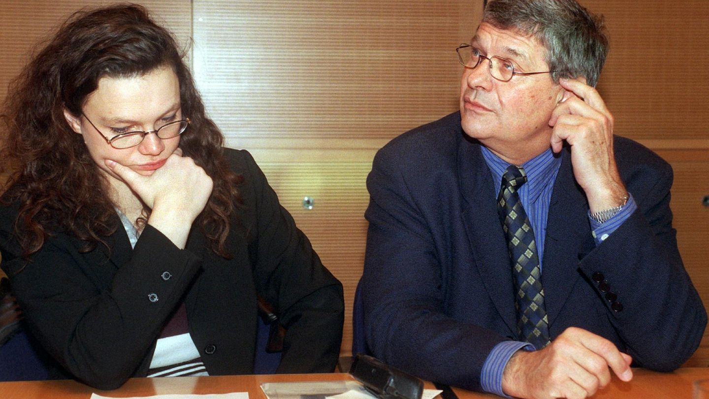 2008: Detlev von Larcher war lange Jahre Sprecher der SPD-Linken. Ihn warf die Partei im April 2008 raus. Der ehemalige Bundestagsabgeordnete hatte eindeutig zur Wahl der Linkspartei in Niedersachsen aufgerufen. Und keine Missverständnisse, die Frau links von ihm auf dem Bild ist immer noch in der Partei, war sogar einmal deren Vorsitzende. Es handelt sich um Andrea Nahles.