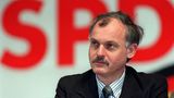 1992: Ibrahim Böhme gehörte 1989 zu den Mitbegründern der SPD in der DDR, war ab Februar 1990 dann deren Vorsitzender. Als sich herausstellte, dass Böhme jahrelang als Inoffizieller Mitarbeiter der Stasi geführt wurde, trennte sich die Partei 1992 von ihm.