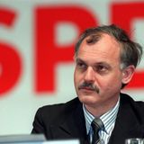 1992: Ibrahim Böhme gehörte 1989 zu den Mitbegründern der SPD in der DDR, war ab Februar 1990 dann deren Vorsitzender. Als sich herausstellte, dass Böhme jahrelang als Inoffizieller Mitarbeiter der Stasi geführt wurde, trennte sich die Partei 1992 von ihm.