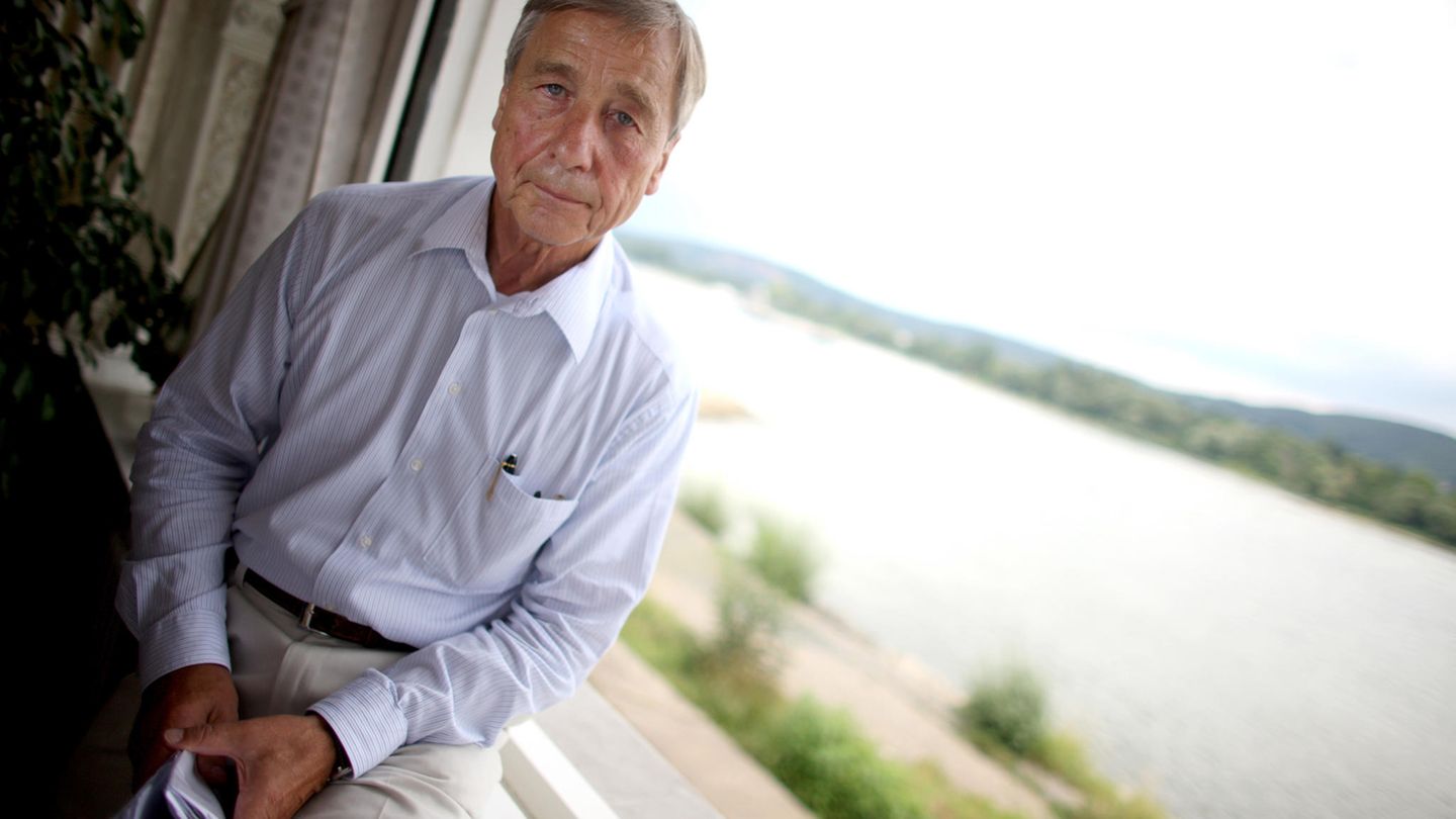 2008: Der ehemalige Bundeswirtschaftsminister Wolfgang Clement riet vor der hessischem Landtagswahl Anfang 2008 indirekt von der Wahl der SPD ab. Auslöser waren die energiepolitischen Vorschläge von Landesparteichefin Andrea Ypsilanti. Die zuständige Landesschiedskommission von Nordrhein-Westfalen beschloss im Juli Clements Parteiausschluss. Der frühere Ministerpräsident des Landes legte dagegen Berufung ein, verließ die SPD aber schließlich von sich aus.
