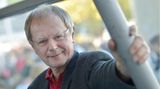 1975: Viele werden Christoph Butterwegge noch als Gegenkandidat von Frank-Walter Steinmeier bei der Bundespräsidentenwahl 2017 in Erinnerung haben. Damals wurde er von den Linken nominiert. In seinen frühen Jahren war der Politikwissenschaftler und Armutsforscher Mitglied der SPD. 1975 schloss die Schiedskommission Butterwegge aus der Partei aus. Anlass war ein Artikel, in dem Butterwegge dem neugewählten Bundeskanzler Helmut Schmidt eine Politik gegen die Interessen der Arbeitnehmer vorgeworfen hatte.