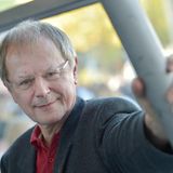 1975: Viele werden Christoph Butterwegge noch als Gegenkandidat von Frank-Walter Steinmeier bei der Bundespräsidentenwahl 2017 in Erinnerung haben. Damals wurde er von den Linken nominiert. In seinen frühen Jahren war der Politikwissenschaftler und Armutsforscher Mitglied der SPD. 1975 schloss die Schiedskommission Butterwegge aus der Partei aus. Anlass war ein Artikel, in dem Butterwegge dem neugewählten Bundeskanzler Helmut Schmidt eine Politik gegen die Interessen der Arbeitnehmer vorgeworfen hatte.