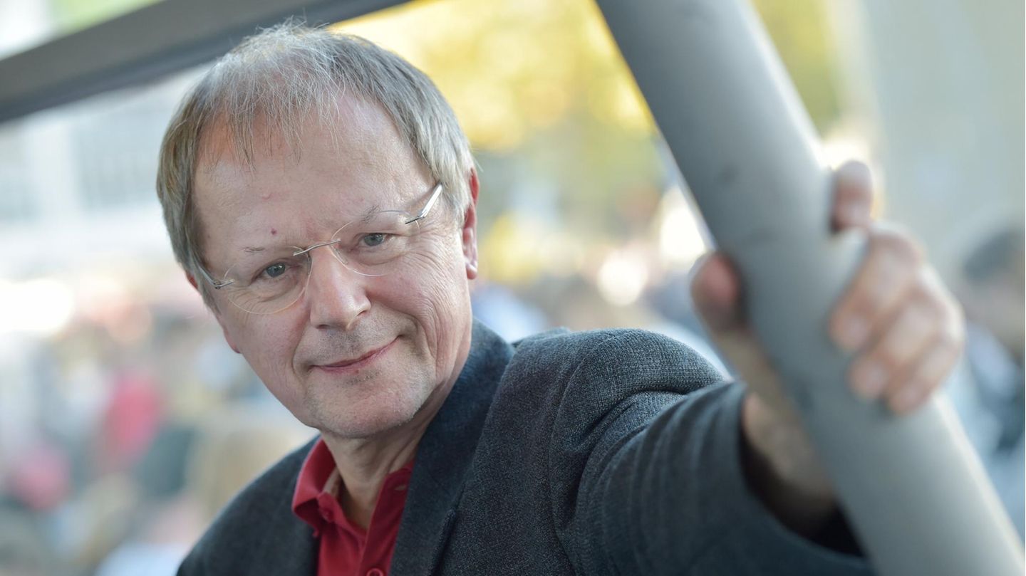1975: Viele werden Christoph Butterwegge noch als Gegenkandidat von Frank-Walter Steinmeier bei der Bundespräsidentenwahl 2017 in Erinnerung haben. Damals wurde er von den Linken nominiert. In seinen frühen Jahren war der Politikwissenschaftler und Armutsforscher Mitglied der SPD. 1975 schloss die Schiedskommission Butterwegge aus der Partei aus. Anlass war ein Artikel, in dem Butterwegge dem neugewählten Bundeskanzler Helmut Schmidt eine Politik gegen die Interessen der Arbeitnehmer vorgeworfen hatte.