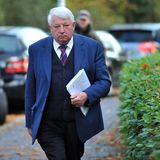 2011: Karl-Heinz Funke war zunächst niedersächsischer, von 1998 bis 2001 schließlich Bundeslandwirtschaftsminister. Anschließend fungierte er als umtriebiger und zum Teil auch umstrittener Lokalpolitiker im Landkreis Friesland (Niedersachsen). Weil er 2011 als Spitzenkandidat der von ihm gegründeten Wählergemeinschaft Zukunft Varel bei den Kommunalwahlen antrat, schloss die SPD ihn aus der Partei aus.