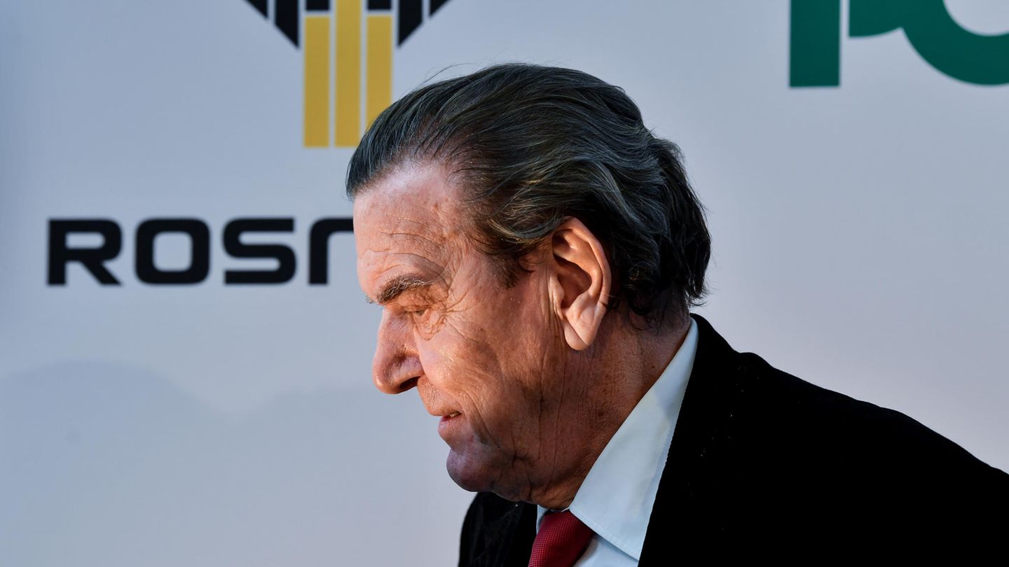 2022: Für viele Genossen ist Altkanzler Gerhard Schröder inzwischen zum Ärgernis geworden. Dass er fast unmittelbar nach seiner Amtszeit zum Lobbyisten für die russischen Energieriesen Gazprom und Rosneft geworden ist, ist vielen Menschen sauer aufgestoßen. Hochgekocht ist die Empörung schließlich, als er sich auch nach Putins Angriffskrieg in der Ukraine nicht von seinem Busenfreund Wladimir Putin lossagen mochte.