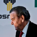 2022: Für viele Genossen ist Altkanzler Gerhard Schröder inzwischen zum Ärgernis geworden. Dass er fast unmittelbar nach seiner Amtszeit zum Lobbyisten für die russischen Energieriesen Gazprom und Rosneft geworden ist, ist vielen Menschen sauer aufgestoßen. Hochgekocht ist die Empörung schließlich, als er sich auch nach Putins Angriffskrieg in der Ukraine nicht von seinem Busenfreund Wladimir Putin lossagen mochte.