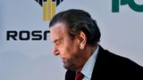 2022: Für viele Genossen ist Altkanzler Gerhard Schröder inzwischen zum Ärgernis geworden. Dass er fast unmittelbar nach seiner Amtszeit zum Lobbyisten für die russischen Energieriesen Gazprom und Rosneft geworden ist, ist vielen Menschen sauer aufgestoßen. Hochgekocht ist die Empörung schließlich, als er sich auch nach Putins Angriffskrieg in der Ukraine nicht von seinem Busenfreund Wladimir Putin lossagen mochte.
