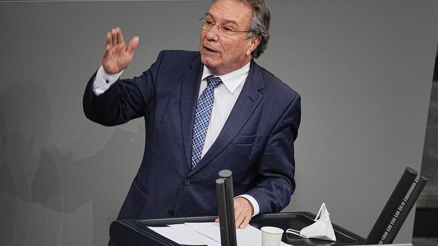 Verfahren gegen Gerhard Schröder: 2004: Der spätere Linken-Parteichef Klaus Ernst wurde im Sommer 2004 gemeinsam mit vier weiteren bayerischen Parteimitgliedern aus der SPD ausgeschlossen - sie hatten allesamt bei der SPD-kritischen Wahlplattform WASG mitgearbeitet, die sich später mit der PDS zur Linkspartei zusammenschloss. 2004: Der spätere Linken-Parteichef Klaus Ernst wurde im Sommer 2004 gemeinsam mit vier weiteren bayerischen Parteimitgliedern aus der SPD ausgeschlossen - sie hatten allesamt bei der SPD-kritischen Wahlplattform WASG mitgearbeitet, die sich später mit der PDS zur Linkspartei zusammenschloss.