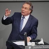 2004: Der spätere Linken-Parteichef Klaus Ernst wurde im Sommer 2004 gemeinsam mit vier weiteren bayerischen Parteimitgliedern aus der SPD ausgeschlossen - sie hatten allesamt bei der SPD-kritischen Wahlplattform WASG mitgearbeitet, die sich später mit der PDS zur Linkspartei zusammenschloss.