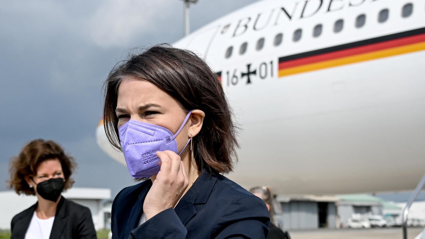 Bundesaußenministerin Annalena Baerbock mit Coronavirus-Schutzmaske