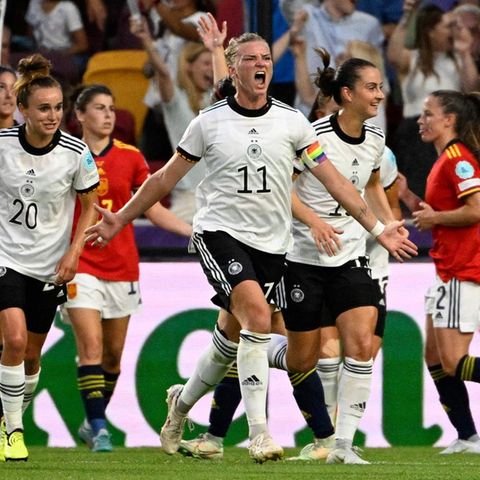 Kapitänin Alexandra Popp feiert bei der EM einen Torerfolg. Sie ist gelernte Tierpflegerin.