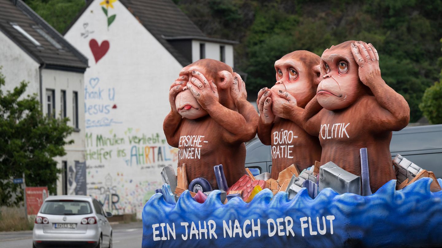 Szenen aus dem Katastrophengebiet: Zwölf Monate nach der Katastrophe: Ein bitterer Gruß an Politik, Bürokratie, Versicherungen und auch Bundeskanzler Olaf Scholz, der sich zum Jahrestag im Katastrophengebiet hat blicken lassen. Die Hilfe kommt viel zu langsam an, bemängeln die Betroffenen. Der Motivwagen am Ortseingang von Dernau wurde vom legendären Wagenbauer des Düsseldorfer Rosenmontagszuges, Jacques Tilly, entworfen. Zwölf Monate nach der Katastrophe: Ein bitterer Gruß an Politik, Bürokratie, Versicherungen und auch Bundeskanzler Olaf Scholz, der sich zum Jahrestag im Katastrophengebiet hat blicken lassen. Die Hilfe kommt viel zu langsam an, bemängeln die Betroffenen. Der Motivwagen am Ortseingang von Dernau wurde vom legendären Wagenbauer des Düsseldorfer Rosenmontagszuges, Jacques Tilly, entworfen.