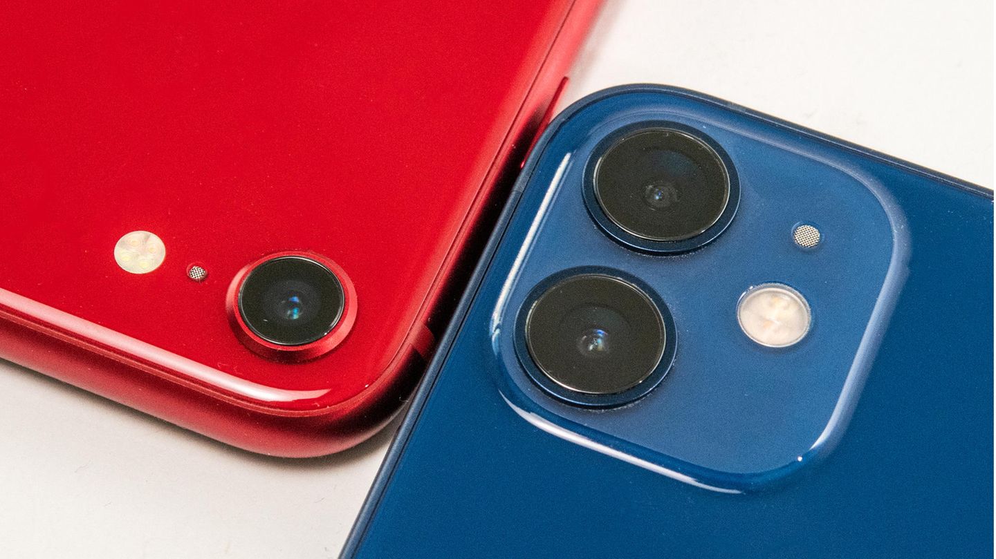 Smartphone-Kameras Die Rückseiten zweier iPhones