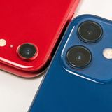 Die Rückseiten zweier iPhones