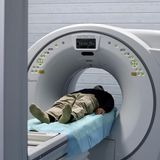 Ein Mann wird auf einen MRT-Scan vorbereitet