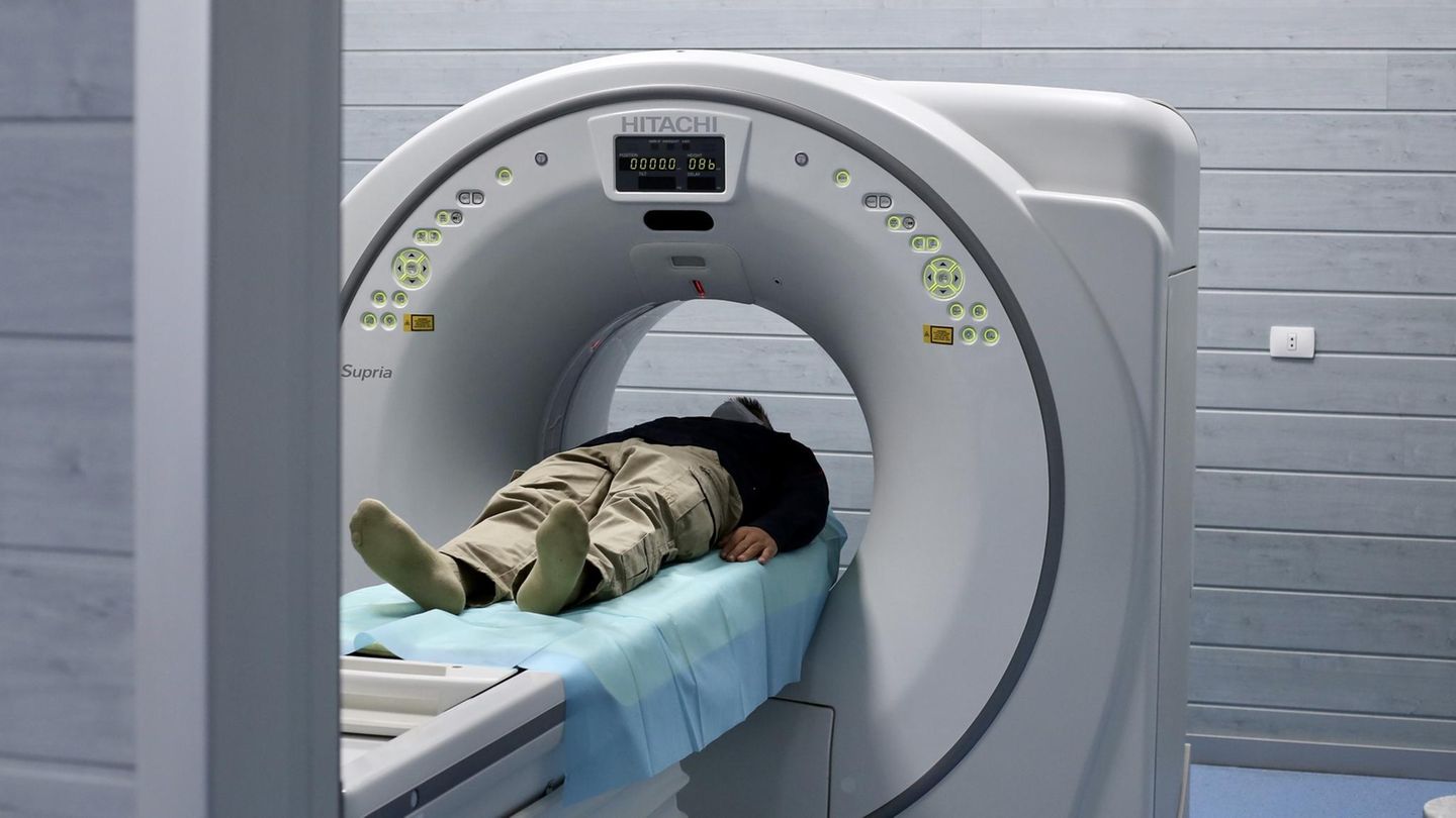 Computertomographie Ein Mann wird auf einen MRT-Scan vorbereitet
