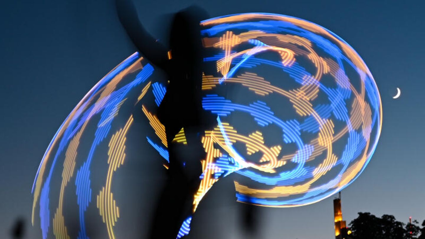 Eine Tänzerin tanzt mit ihrem LED Hula Hoop Reifen