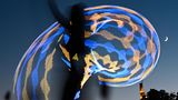 Eine Tänzerin tanzt mit ihrem LED Hula Hoop Reifen