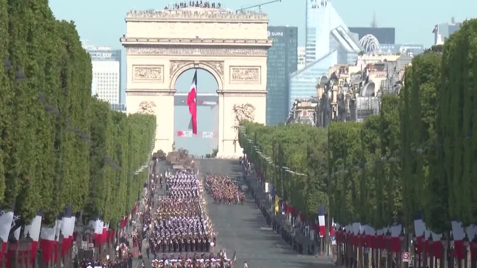 Video: Nationalfeiertag: Große Parade in Paris Video: Nationalfeiertag: Große Parade in Paris