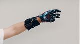 Ausgestreckter Arm mit Hand-Prothese