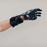 Ausgestreckter Arm mit Hand-Prothese