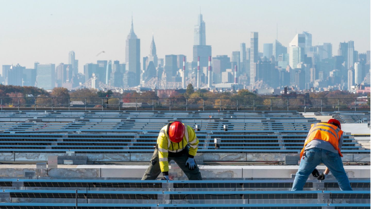 Solarzellen Elektriker in New York installieren Solarzellen auf einem Dach