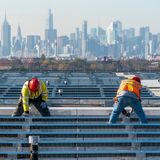 Elektriker in New York installieren Solarzellen auf einem Dach
