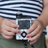 Ein kleiner Junge hält eine Insulinpumpe in seinen Händen