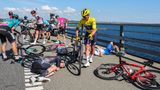 Stürze ereignen sich im dichten Feld aber immer wieder. Hier hat es unter anderem den ersten Profi im Gelben Trikot, den Belgier Yves Lampaert vom Team Quick-Step, und andere erwischt.
