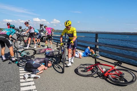 Stürze ereignen sich im dichten Feld aber immer wieder. Hier hat es unter anderem den ersten Profi im Gelben Trikot, den Belgier Yves Lampaert vom Team Quick-Step, und andere erwischt.