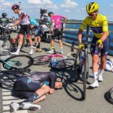 Stürze ereignen sich im dichten Feld aber immer wieder. Hier hat es unter anderem den ersten Profi im Gelben Trikot, den Belgier Yves Lampaert vom Team Quick-Step, und andere erwischt.