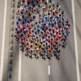Die 109. Tour de France startet diesmal mit drei Etappen in Dänemark. Schöne Bilder liefert die Fahrt über die Großer Belt Brücke zwischen den Inseln Seeland und Fünen. Zum Glück für das eng zusammenfahrende Feld bleibt kräftiger Wind aus und die Fahrer überqueren das beindruckende Bauwerk unbeschadet.