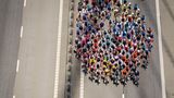 Die 109. Tour de France startet diesmal mit drei Etappen in Dänemark. Schöne Bilder liefert die Fahrt über die Großer Belt Brücke zwischen den Inseln Seeland und Fünen. Zum Glück für das eng zusammenfahrende Feld bleibt kräftiger Wind aus und die Fahrer überqueren das beindruckende Bauwerk unbeschadet.
