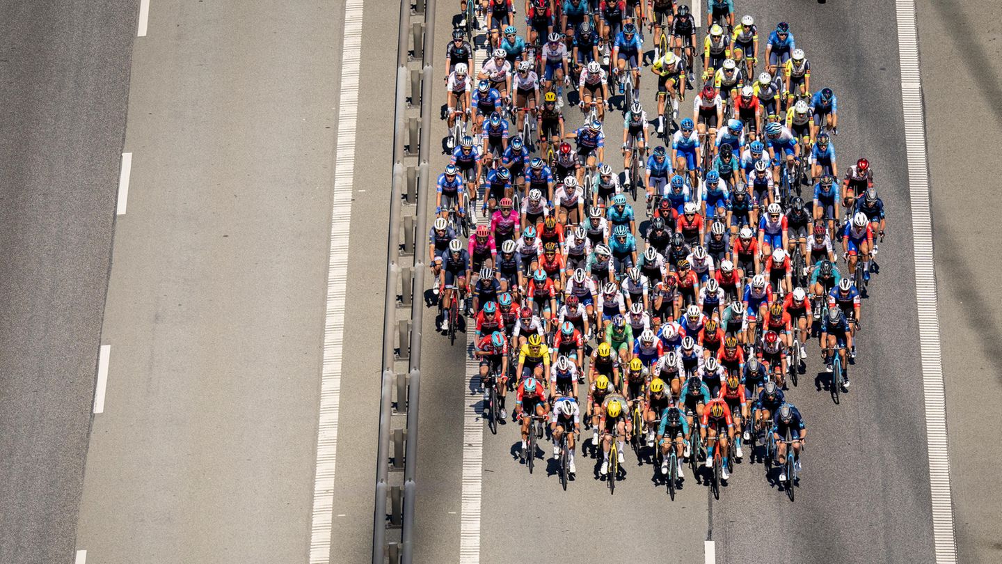 Tour de France: Die 109. Tour de France startet diesmal mit drei Etappen in Dänemark. Schöne Bilder liefert die Fahrt über die Großer Belt Brücke zwischen den Inseln Seeland und Fünen. Zum Glück für das eng zusammenfahrende Feld bleibt kräftiger Wind aus und die Fahrer überqueren das beindruckende Bauwerk unbeschadet. Die 109. Tour de France startet diesmal mit drei Etappen in Dänemark. Schöne Bilder liefert die Fahrt über die Großer Belt Brücke zwischen den Inseln Seeland und Fünen. Zum Glück für das eng zusammenfahrende Feld bleibt kräftiger Wind aus und die Fahrer überqueren das beindruckende Bauwerk unbeschadet.