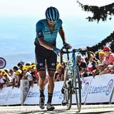 Wie anspruchsvoll der Anstieg auf der Super Planche des Belles Filles ist, beweist der Italiener Gianni Moscon, der es nur zu Fuß über die Ziellinie schafft. Aber es gilt: Solange Du mit einem Fahrrad ankommst, wird Dein Ergebnis gewertet.