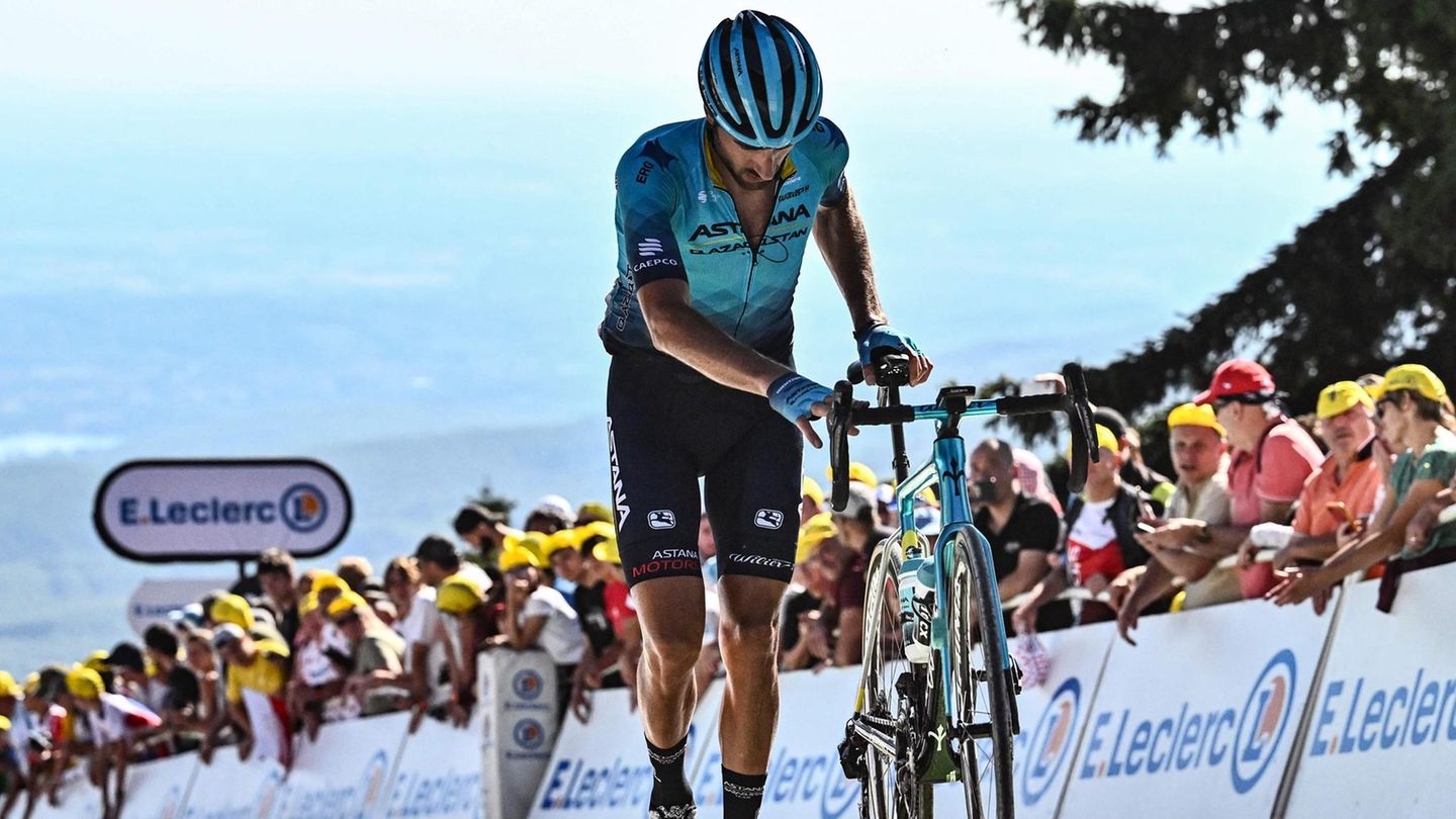 Wie anspruchsvoll der Anstieg auf der Super Planche des Belles Filles ist, beweist der Italiener Gianni Moscon, der es nur zu Fuß über die Ziellinie schafft. Aber es gilt: Solange Du mit einem Fahrrad ankommst, wird Dein Ergebnis gewertet.