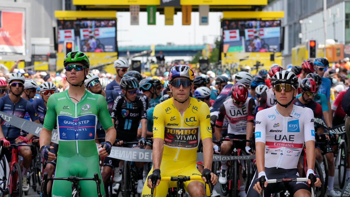 In Frankreich geht es weiter. Die 5. Etappe beginnt im nordfranzösischen Lille. Fabio Jakobsen, der das Grüne Trikot des besten Sprinters trägt, wartet neben dem Träger des Gelben Trikots, Wout van Aert, und Vorjahressieger Tadej Pogacar im Weißen Trikot des besten Nachwuchsfahrers darauf, dass es losgeht.