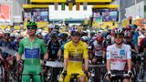 In Frankreich geht es weiter. Die 5. Etappe beginnt im nordfranzösischen Lille. Fabio Jakobsen, der das Grüne Trikot des besten Sprinters trägt, wartet neben dem Träger des Gelben Trikots, Wout van Aert, und Vorjahressieger Tadej Pogacar im Weißen Trikot des besten Nachwuchsfahrers darauf, dass es losgeht.
