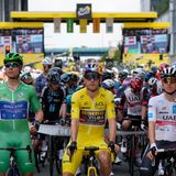 In Frankreich geht es weiter. Die 5. Etappe beginnt im nordfranzösischen Lille. Fabio Jakobsen, der das Grüne Trikot des besten Sprinters trägt, wartet neben dem Träger des Gelben Trikots, Wout van Aert, und Vorjahressieger Tadej Pogacar im Weißen Trikot des besten Nachwuchsfahrers darauf, dass es losgeht.