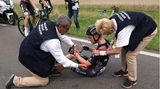 Stürze können das Aus bedeuten: Der US-amerikanische Profi Kevin Vermaerke muss nach einem Abflug auf der 8. Etappe behandelt werden. Für den US-Boy ist die Tour damit zu Ende.