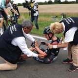 Stürze können das Aus bedeuten: Der US-amerikanische Profi Kevin Vermaerke muss nach einem Abflug auf der 8. Etappe behandelt werden. Für den US-Boy ist die Tour damit zu Ende.