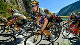 Die Fahrer vom Team Jumbo-Visma attackieren vor prächtiger Alpenkulisse auf der 11. Etappe den Mann im Gelben Trikot, Tadej Pogacar. Und zwar erfolgreich.