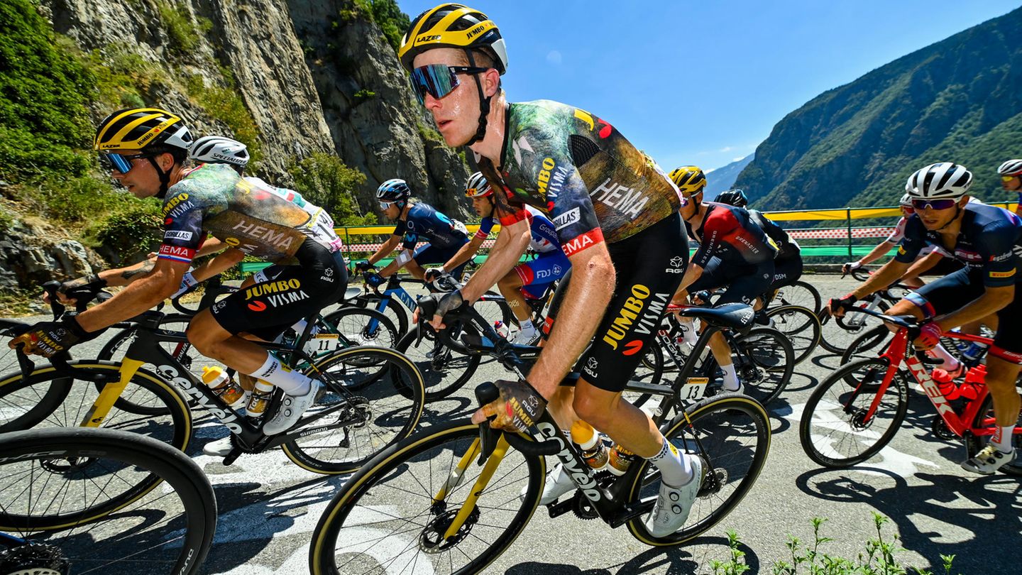 Die Fahrer vom Team Jumbo-Visma attackieren vor prächtiger Alpenkulisse auf der 11. Etappe den Mann im Gelben Trikot, Tadej Pogacar. Und zwar erfolgreich.