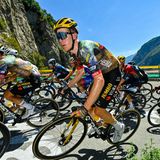 Die Fahrer vom Team Jumbo-Visma attackieren vor prächtiger Alpenkulisse auf der 11. Etappe den Mann im Gelben Trikot, Tadej Pogacar. Und zwar erfolgreich.