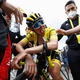 Der Titelverteidiger Pogacar bricht komplett ein und kann im Ziel nur noch völlig erschöpft die Zunge rausstrecken – das Gelbe Trikot hat er auf dramatische Weise verloren.