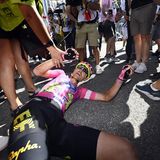 Der Däne Magnus Cort Nielsen liegt völlig erschöpft auf der Straße, nachdem er die 10. Etappe gewonnen hat. Aufregung gibt es zuvor, als Klimaaktivisten 37 Kilometer vor dem Ziel die Strecke blockieren und das Rennen kurz unterbrochen wird.