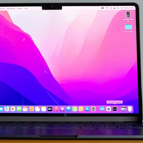 Das Display nimmt nahezu die ganze Front ein. Oben ist gut die Einbuchtung für die Kamera zu sehen. Wie schon beim iPhone irritiert sie höchstens ganz zu Anfang